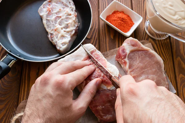 Manusia memotong daging untuk memasak — Stok Foto