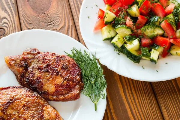 Daging panggang dengan dill dan salad dengan mentimun dan tomat — Stok Foto