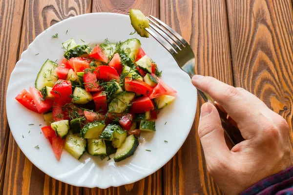 Vegetarian makan salad sayuran — Stok Foto