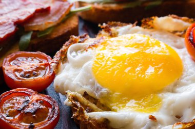 kızarmış yumurta ve domates closeup ile sandviç