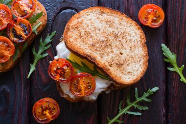 sandviç sahanda yumurta ve kızarmış domates ve ekmek ile