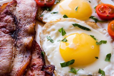 iştah açıcı kızarmış yumurta, pastırma ve kiraz domates yakın çekim