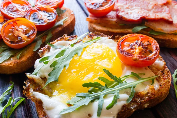 Közlenmiş domates ve roka yakın çekim dekore edilmiş farklı sandviç