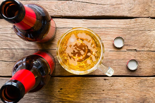 Dos botellas y una taza grande de cerveza — Foto de Stock