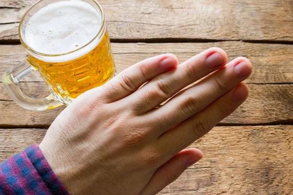 Hombre se niega a cerveza enfoque selectivo — Foto de Stock