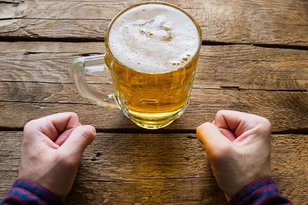 Mann nimmt Willenskraft und trinkt kein Bier — Stockfoto