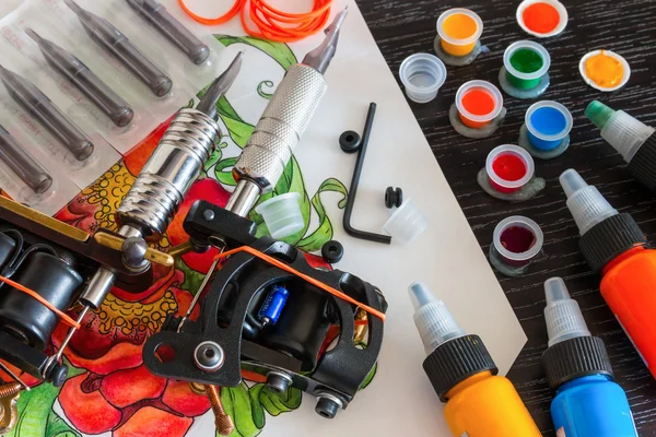 Tattoo machines, inkt en schets van een tatoeage — Stockfoto