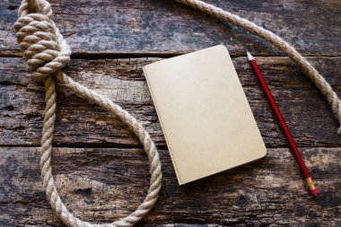 çalışan düğüm ve ahşap arka plan üzerinde bir intihar notu