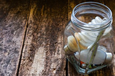 ahşap arka plan üzerinde metin için yer ve tehlikeli atık kavanoz