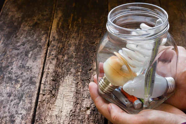 Man met een glazen pot van gevaarlijke afvalstoffen — Stockfoto