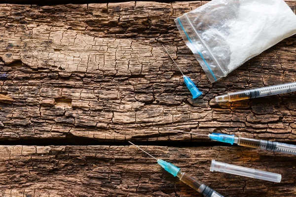 Seringas e drogas no espaço de fundo de madeira para texto — Fotografia de Stock