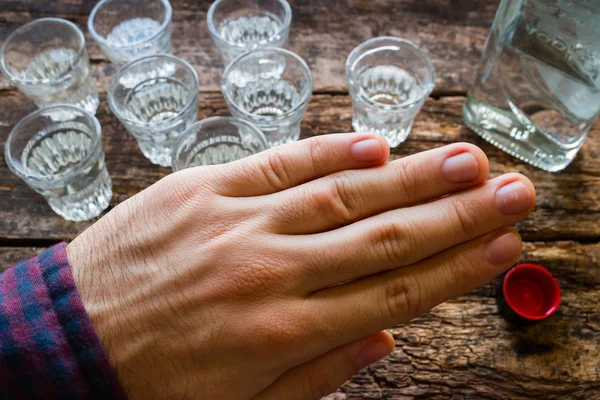 Mann verweigert Wodka, stoppt Alkoholismus — Stockfoto