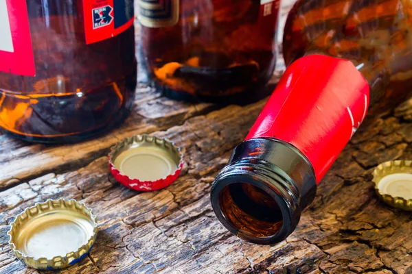 Puste butelki piwa na podłoże drewniane — Zdjęcie stockowe