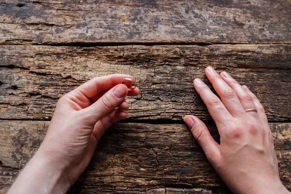 Viuda mujer sosteniendo un anillo de su marido — Foto de Stock