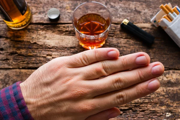 Mężczyzna odmawia alkoholu i papierosów — Zdjęcie stockowe