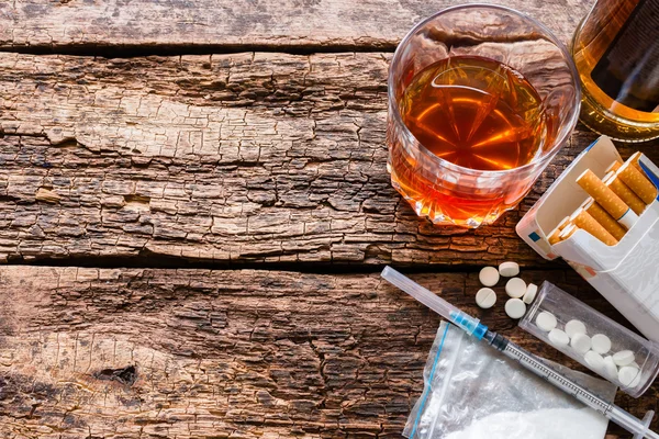 Alcohol, sigaretten en drugs op houten achtergrond sjabloon ruimte voor tekst — Stockfoto