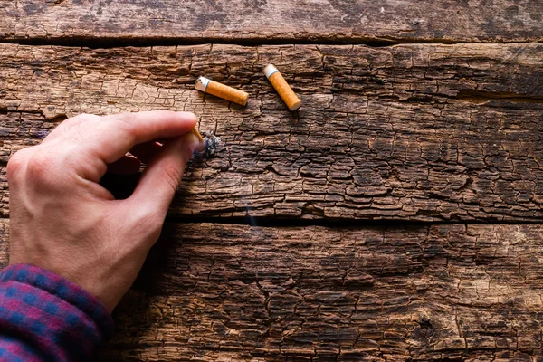 Homem apaga um cigarro — Fotografia de Stock