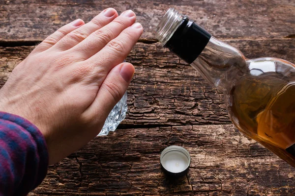 Hombre se niega a beber alcohol — Foto de Stock