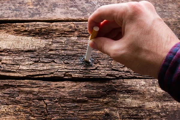 Man släcker en cigarett konceptet sluta röka — Stockfoto