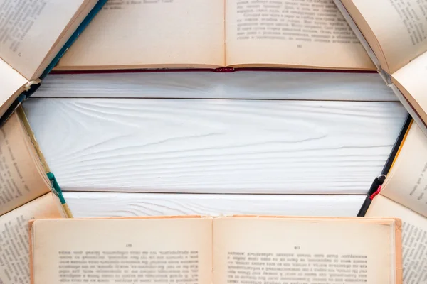 Öppen vintage bok på vit bakgrund med plats för text — Stockfoto