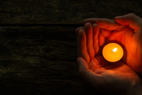 Man holding spa candle — Stock Photo, Image