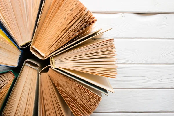 Ανοίξτε vintage βιβλίο με τη μορφή ενός κύκλου με χώρο για κείμενο σε λευκό φόντο ξύλινη — Φωτογραφία Αρχείου