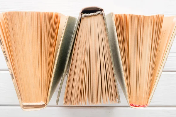 Εκλεκτής ποιότητας βιβλία με κιτρινισμένες σελίδες σε ένα λευκό φόντο closeup — Φωτογραφία Αρχείου
