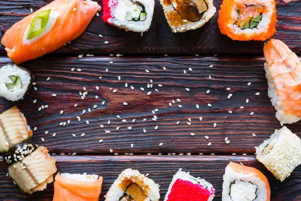 Sushi och nigiri på en svart bakgrund och utrymme för text — Stockfoto