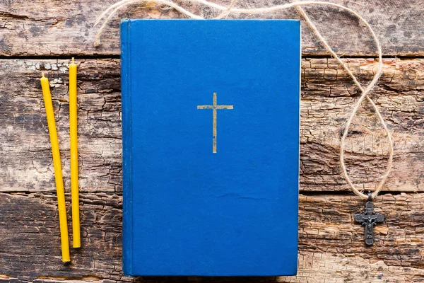 Biblia, cruz y velas para la oración en casa sobre un fondo de madera —  Fotos de Stock