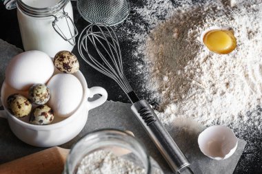 Yumurtalı un ve pişirme ve pişirme için kap kacak.