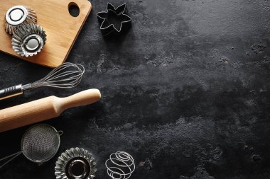 metin için yeri olan siyah arkaplanda yemek pişirme