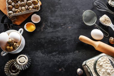 Metin için yeri olan siyah bir arkaplanda pişirme için ürün ve çatal bıçak çerçeveleri