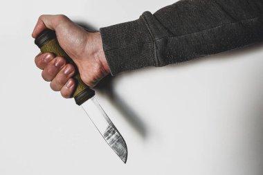 Beyaz arka plan şiddet ve suç kavramına el ve bıçak