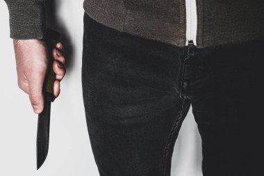 Bıçaklı bir adam beyaz arka plan şiddet ve suç kavramını yakından takip ediyor