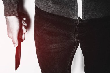 Elinde bıçak tutan bir adam suç konseptini kapatır.