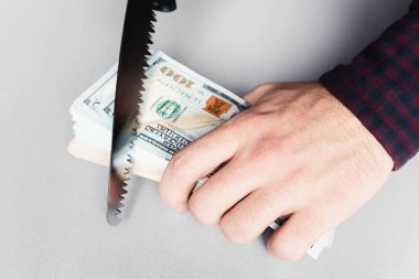 Elinde testereyle para ve testereyle konsept yolsuzluk, bütçe hırsızlığı