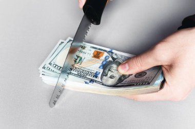 Beyaz arkaplan konseptini testereyle kesmek yolsuzluk.