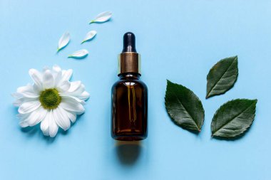 Parfüm şişesi mavi arka planda yakın plan