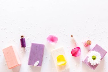ev yapımı sabun beyaz arka planda doğal kozmetik, metin için yer var