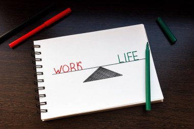 iş ve yaşam dengesi not defterinde işaretleyicilerle çiziliyor