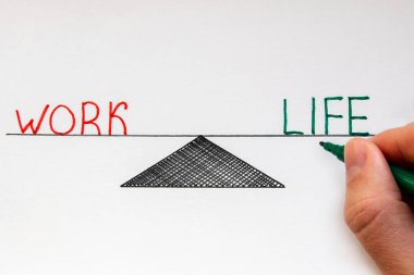 Not defterinde iş dengesini yakın plan olarak çizer