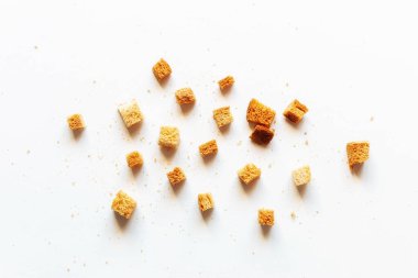 Beyaz arka planda kızarmış beyaz ekmek kırıntıları