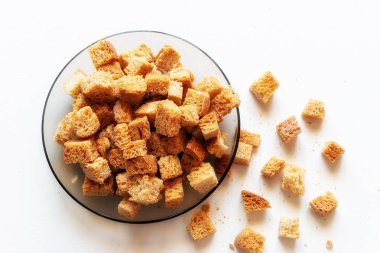 Ev yapımı rusklar beyaz çıtır ekmekler tabakta krakerleri kapatıyorlar