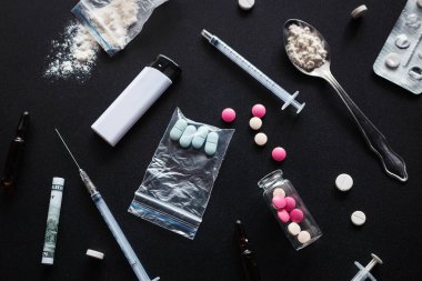 Siyah arka planda uyuşturucu ve haplar