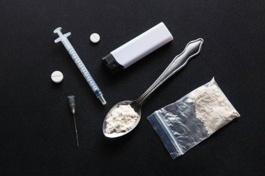 Siyah arka plandaki uyuşturucular eroin bağımlılığı