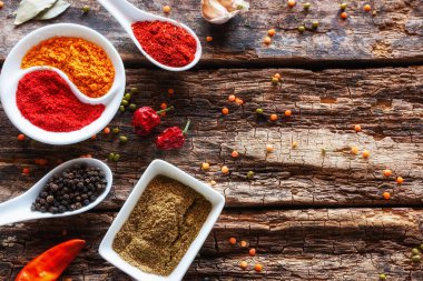 Ahşap arkaplanda metin için yeri olan baharatlar ve otlar