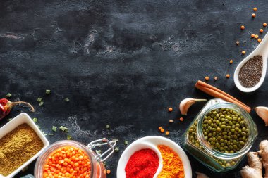 Baharatlı baharat ve baharatlar siyah mutfak masasında yazılı.