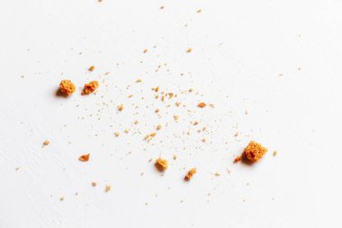 Beyaz tabağa serpiştirilmiş beyaz ekmek kırıntıları seçici odağı kapat