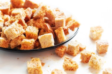 Plaka ve serpilmiş krakerler yakın plan.