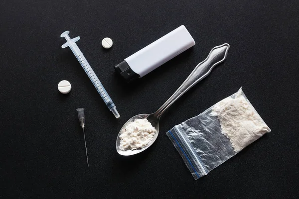 Siyah arka plandaki uyuşturucular eroin bağımlılığı